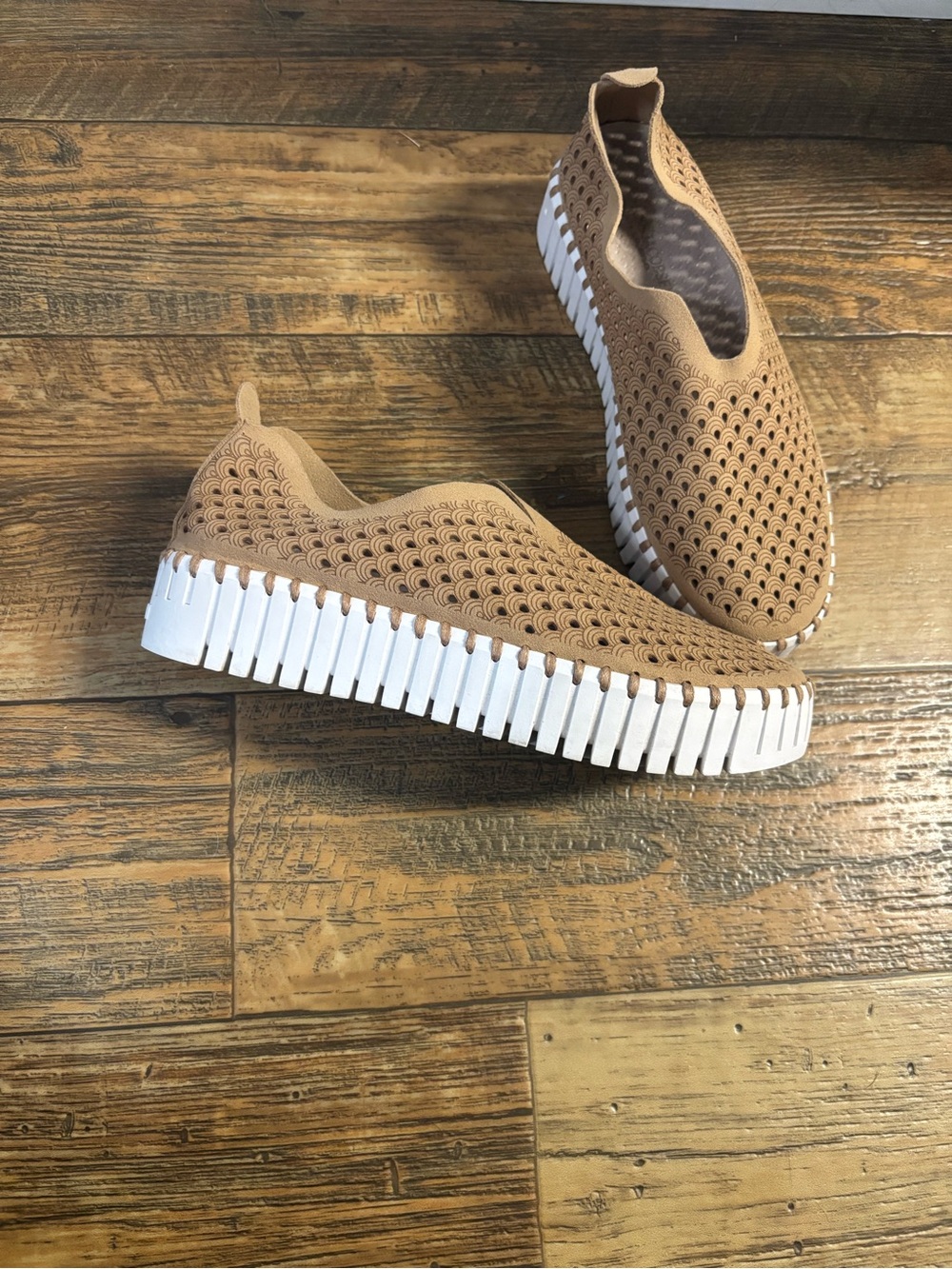 Women’s Slip-On Tulip Sneakers in Tan with White Platform size 36
